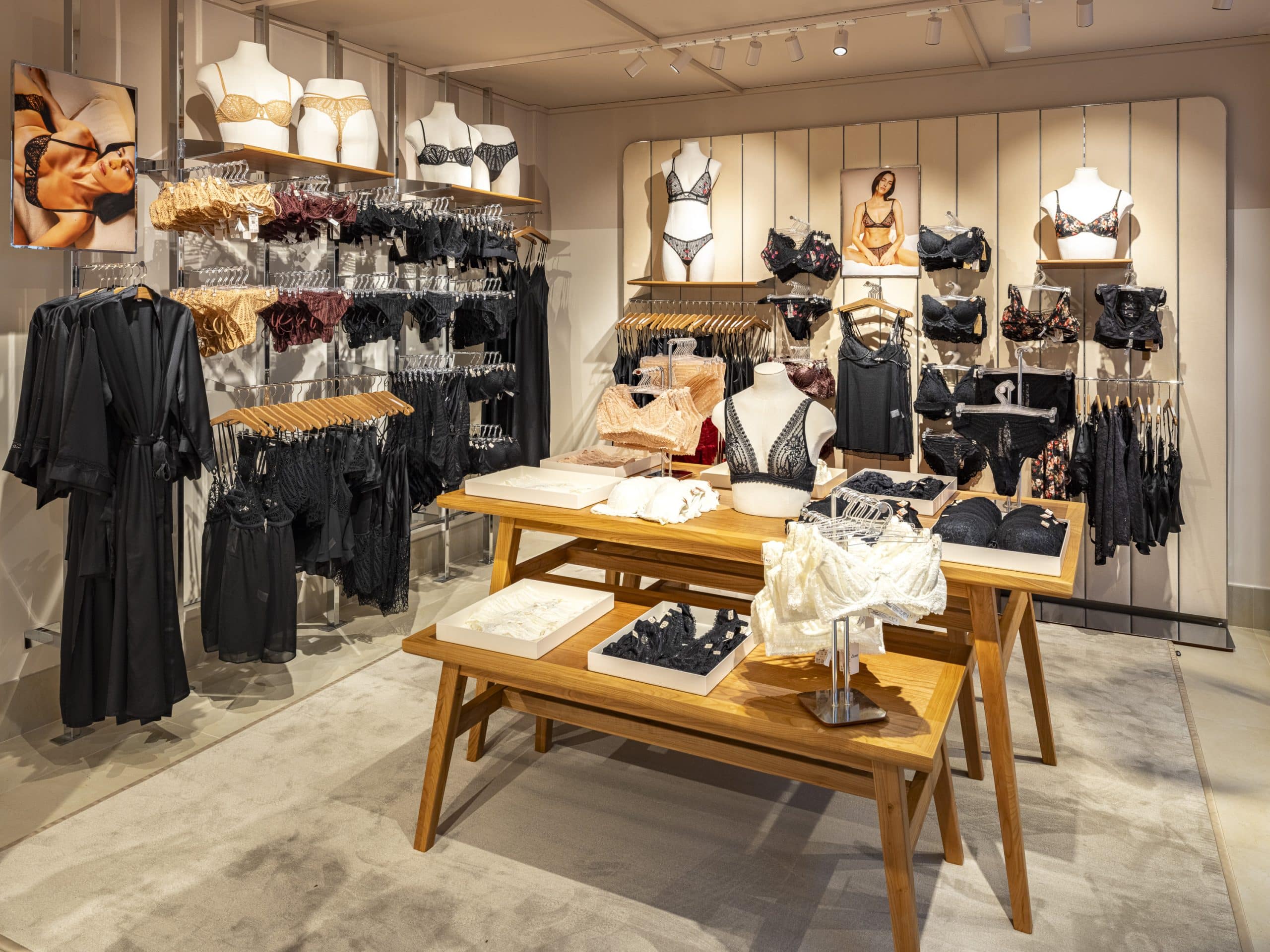 agencement sur mesure boutique Etam